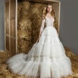 Nakasara ang lace wedding dress