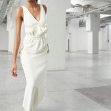 Gaun malam putih ke lantai dengan kain langsir