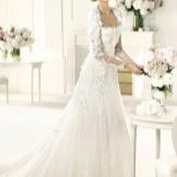 Gaun pengantin dari koleksi 2013 oleh Elie Saab dengan leher persegi
