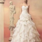 Gaun pengantin yang subur dari koleksi Ellada