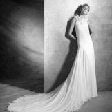 فستان زفاف مع عناصر حجمية