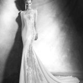 Gaun pengantin dengan sisipan transparan