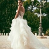 فستان زفاف من أليساندرو أنجيلوزي مع ظهر مفتوح