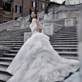 Váy cưới của alessandro angelozzi với xe lửa