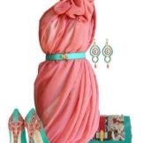 Váy hồng đào với phụ kiện xanh