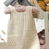Vestito-prendisole lavorato a maglia per ragazze che lavorano a maglia