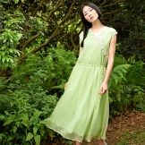 Gaun hijau muda untuk anak perempuan dari jenis warna musim panas
