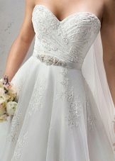 Výšivka na tylových svadobných šatách