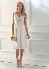 Rovné svatební šaty pro těhotné nevěsty