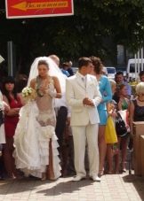 Svatební odhalující šaty v podobě spodního prádla a vlečky