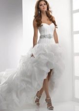 فستان زفاف مع تنورة منفوشة وقطار
