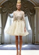 Gaun pengantin pendek dengan applique renda