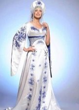 Svadobné šaty v ruskom štýle s modrou výšivkou