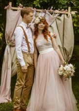 Rustykalna pastelowa suknia ślubna