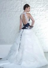 Vestido de noiva com cauda e espartilho azul