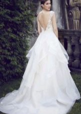 فستان زفاف مع ذيل من الحافة