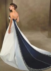 Сватбена буйна рокля с шлейф със синя вложка