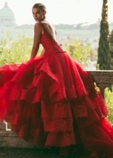 Czerwona bufiasta suknia ślubna z trenem