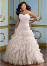 Gaun pengantin A-line penuh dengan ruffle pada skirt