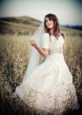 Svatební svatební šaty s průsvitnými rukávy