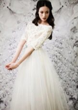 Gaun pengantin tertutup dengan bahagian atas renda