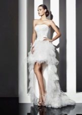 Vestido de novia de Amour Bridal con cola