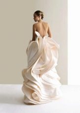Váy cưới của Antonio Riva với phần váy bồng bềnh