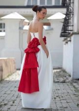 Weelderige trouwjurk met rode strik en vetersluiting