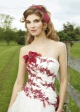 Gaun pengantin dengan applique merah