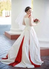 Brautkleid mit roten Perlen