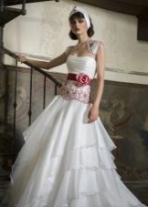 Brautkleid mit roter Schleife