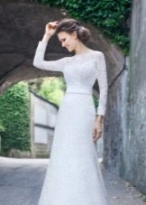 Vestido de novia de primer plano de encaje denso