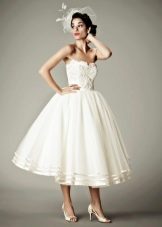 Gaun pengantin pendek yang subur dalam gaya 50-an