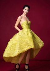 Kurzes gelbes Kleid vorne kurz, hinten lang