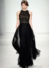 Gaun malam berwarna hitam dengan skirt berlapis