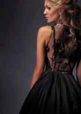 Gaun malam hitam dengan lace belakang