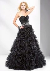 Čierne večerné šaty s kvetmi na sukni