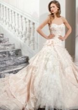 Gaun pengantin yang rimbun dengan ruffles