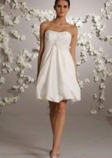 Gaun pengantin pendek dengan skirt loceng