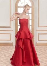 שמלת ערב אדומה עם פפלום על הרצפה