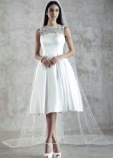Gaun pengantin pendek dengan renda dan satin