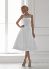 Gaun pengantin pendek dengan renda dan sifon