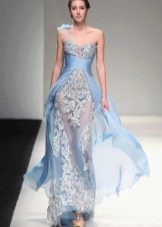 Gaun malam renda terang berwarna biru