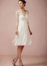 Trumpa vestuvinė suknelė su platėjančiu sijonu
