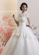 Gaun pengantin yang subur dengan korset dan peplum