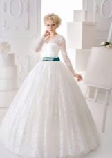 Gaun pengantin tertutup dengan korset bengkak