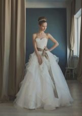 Gaun pengantin yang subur dengan langsir pada korset