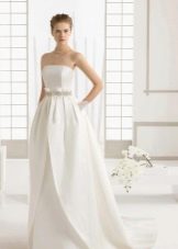 Svatební šaty áčkového střihu s korzetem a ramínky