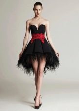 Suknia wieczorowa krótka z przodu długa z tyłu z czerwonym paskiem