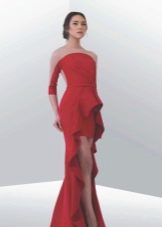 gaun malam pendek di hadapan panjang di belakang merah